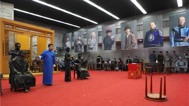 2011年4月7日,情景发布会上,活体雕塑奇妙现身,说书先生穿针引线