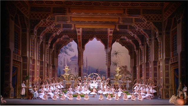 为了配合壮观绚丽的土耳其风格场面,将逼真大气的宫殿式舞美搬上舞台