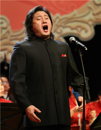 歌唱家戴玉强在音乐会现场的表演激情澎湃 高尚/摄