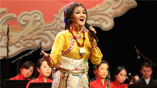 歌唱家降央卓玛为观众演唱动听的民歌 高尚/摄