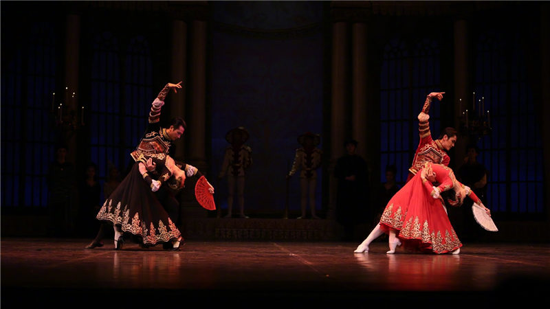 芭蕾舞剧《天鹅湖》的西班牙舞