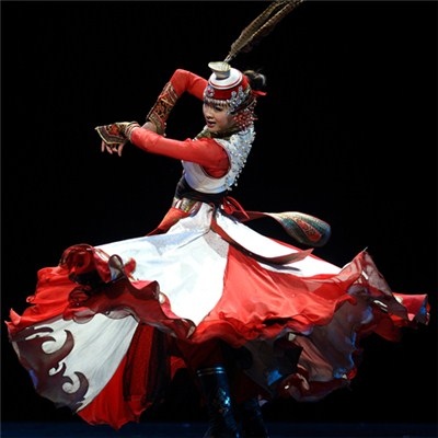 蒙古族舞蹈体现在动态上最有表现力的特征部位是肩,臂和腕