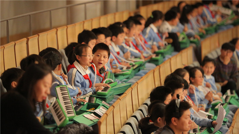 千余名学生共同完成了一堂精彩的音乐欣赏公开课《探寻音乐宝藏》