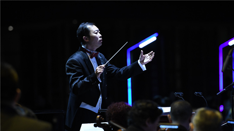 著名青年指挥家张冰冰刘方/摄