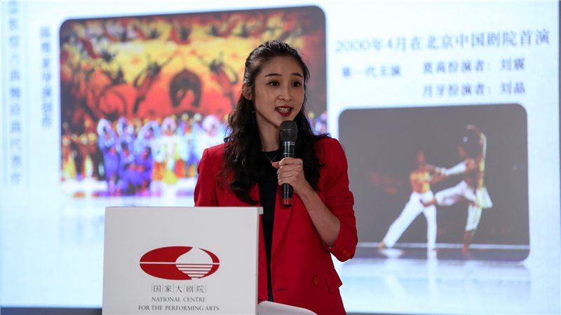 9月12日中国东方歌舞团领衔主演,国家一级演员殷硕老师与观众一同参观
