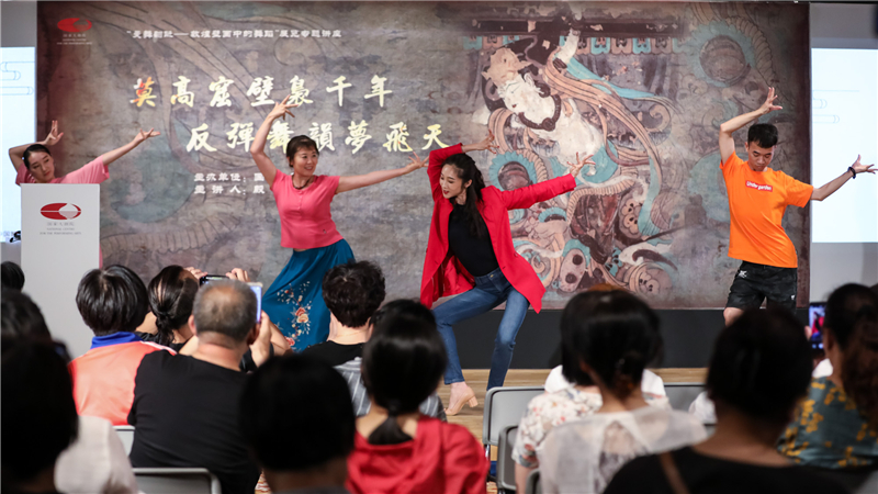 舞蹈家殷硕专题讲座精彩举行