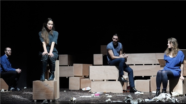 演员把个人的经历作为话剧的素材表现出来