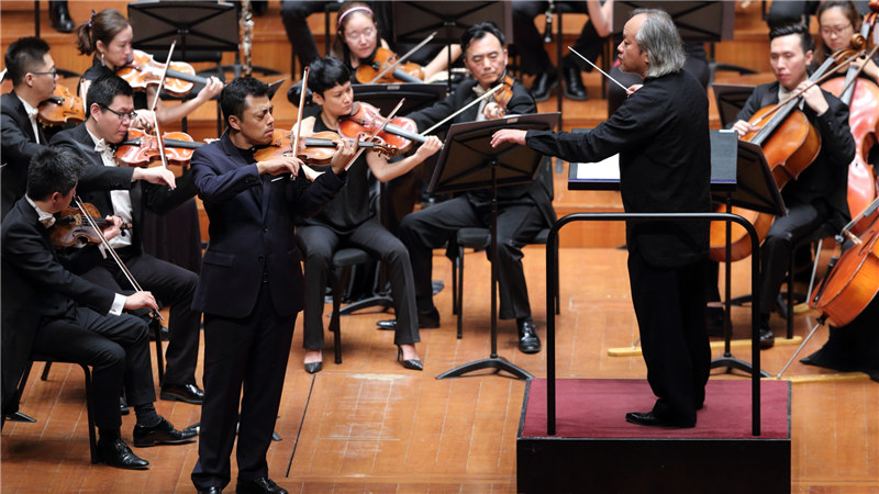 许知俊携手钢琴演奏家谭小棠演奏著名钢琴协奏曲《黄河》 牛小北/摄