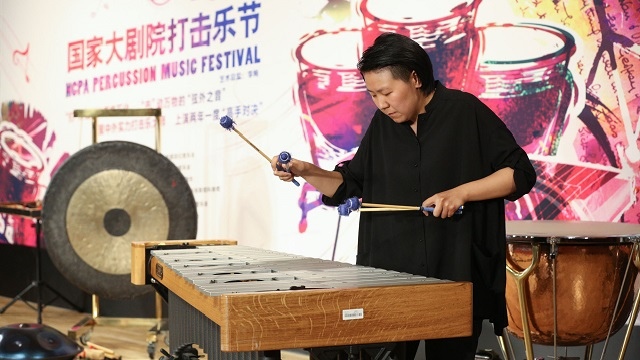 中国青年打击乐家范妮在演奏《欢迎》 高尚/摄