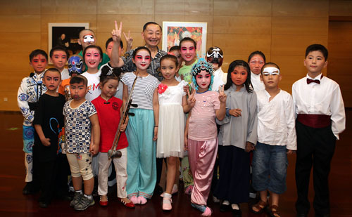 夏令营艺术顾问,著名京剧表演艺术家梅葆玖先生与小营员们合影 肖一