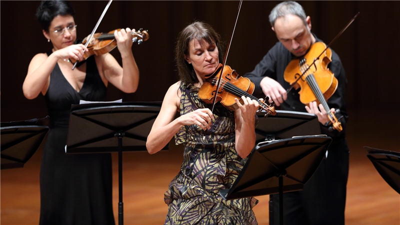 穆洛娃与意大利古拜占庭室内乐团的5位演奏家,在"弦动巴洛克"音乐会中