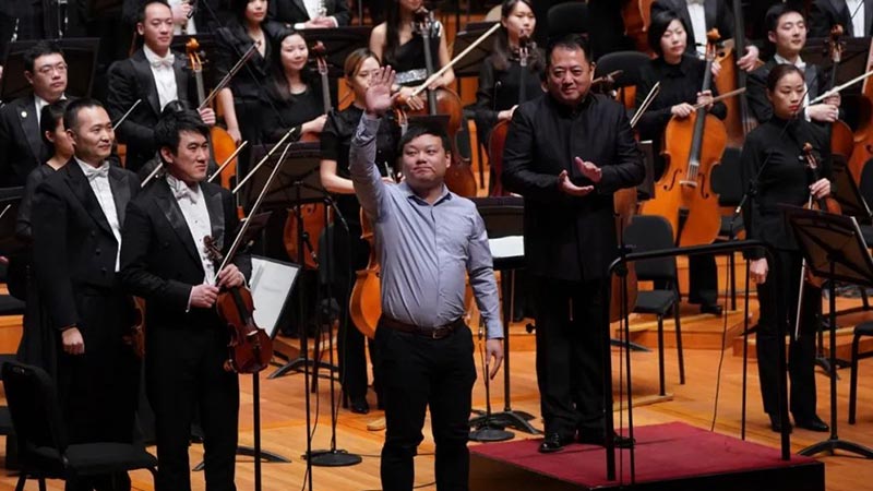 《飞寒》作曲,青年作曲家李博登台谢幕.王小京 / 摄