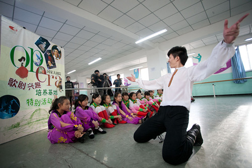 刘彬表演维族舞蹈 高尚/摄