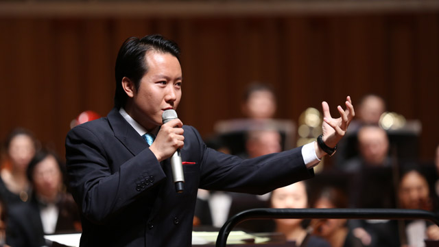 指挥焦阳为观众讲解曲目 甘源/摄