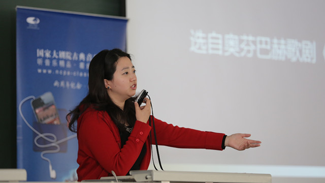 著名女高音歌唱家李晶晶向同学们深入浅出地介绍歌剧 甘源/摄